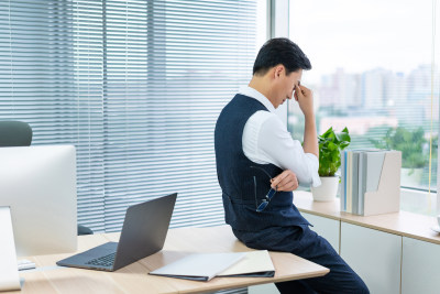 年轻商务男士办公