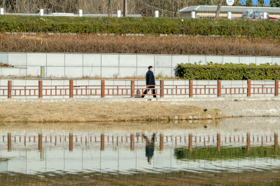 陕西渭南沋河公园旁一个行人走过