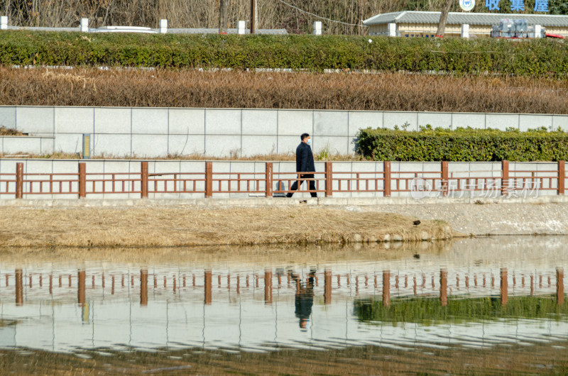 陕西渭南沋河公园旁一个行人走过