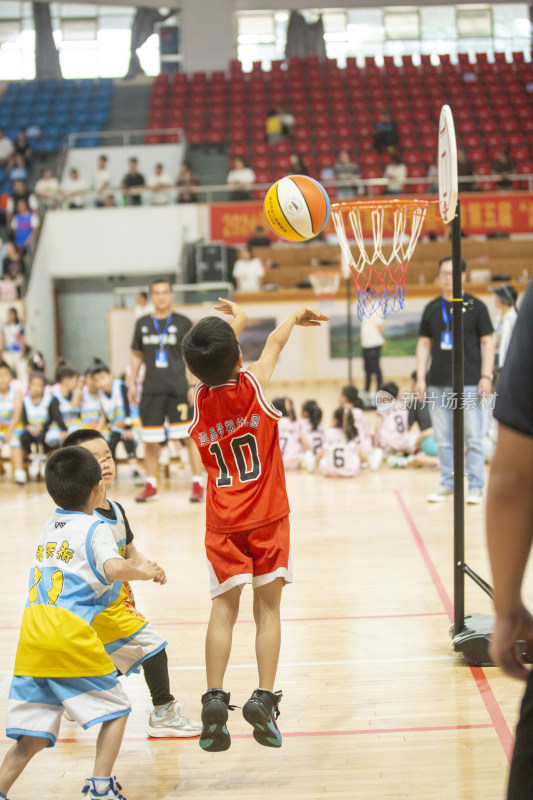 幼儿体育大会中的篮球对战