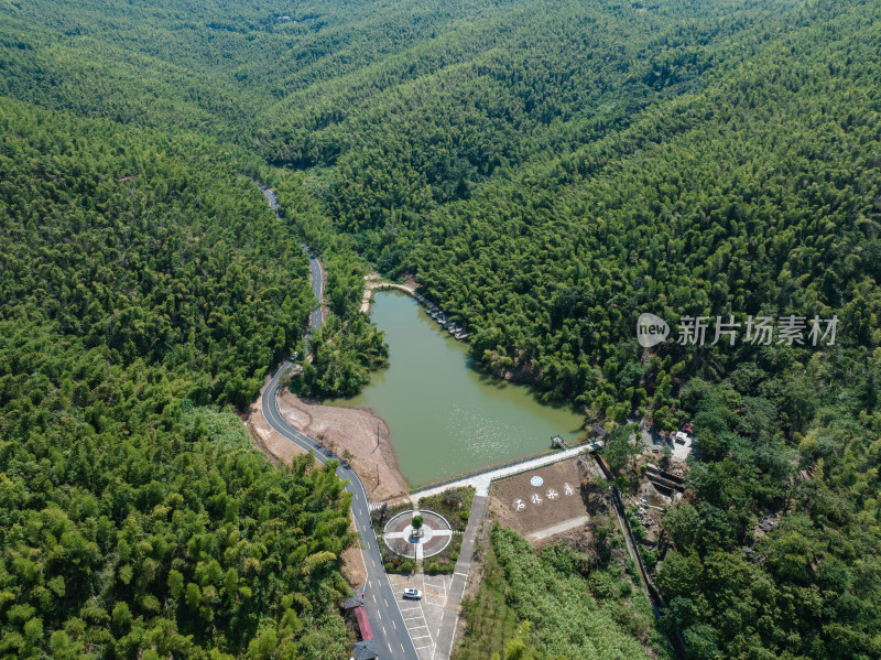 蓝天白云下航拍蔡伦竹海、层峦叠嶂的远山