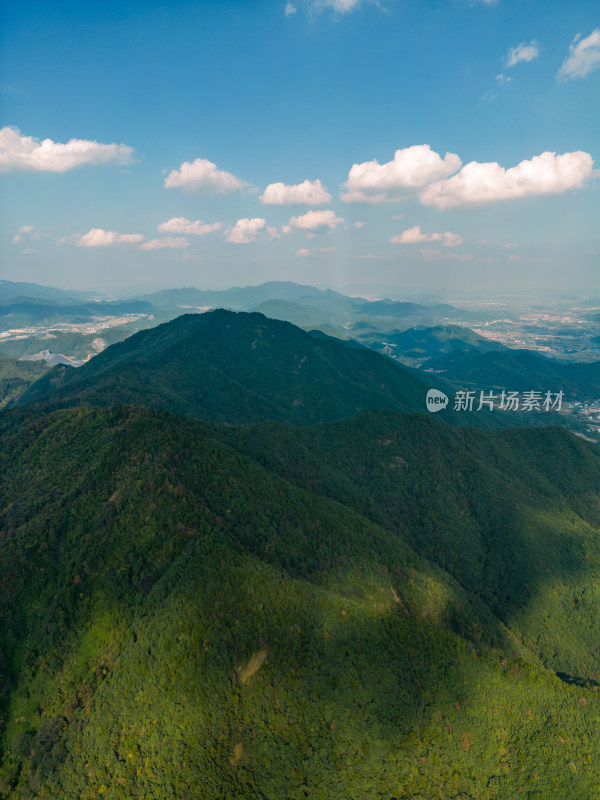 航拍蓝天白云下的青山河流村庄风光