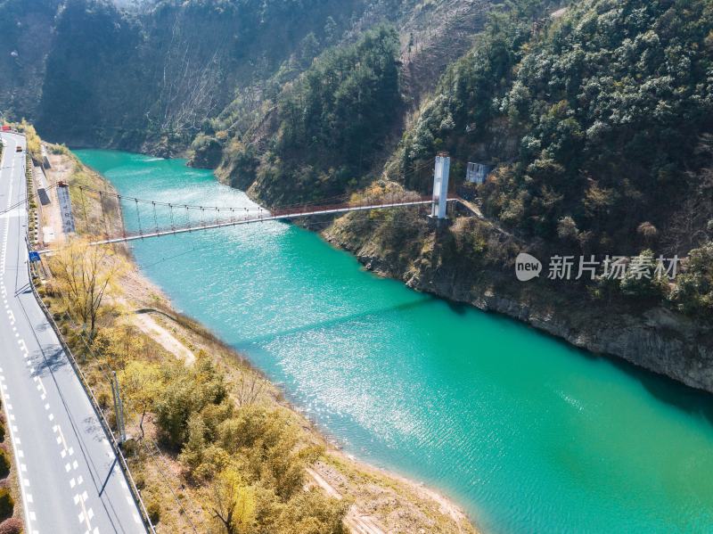 浙江杭州临安山间的悬索桥