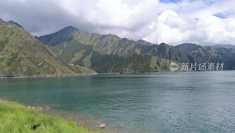 山水相依的自然风景