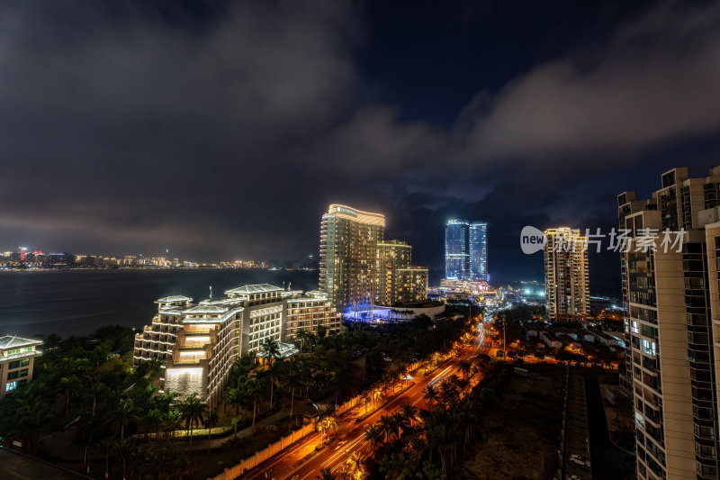 海南海口CBD滨海城市暮色的城市天际线