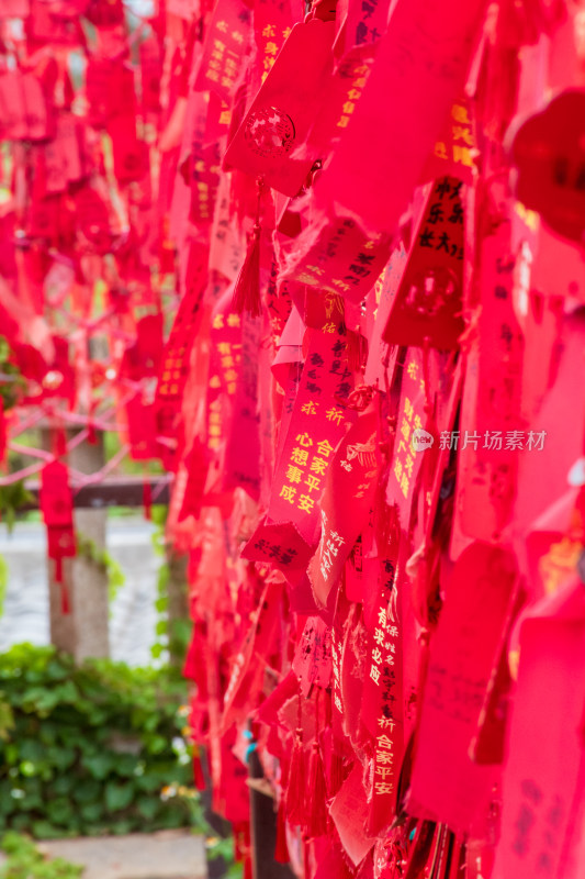 红色祈福许愿牌特写