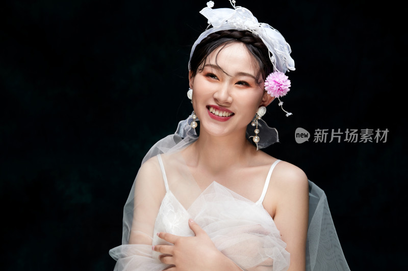 黑色背景下的女性复古婚纱妆面