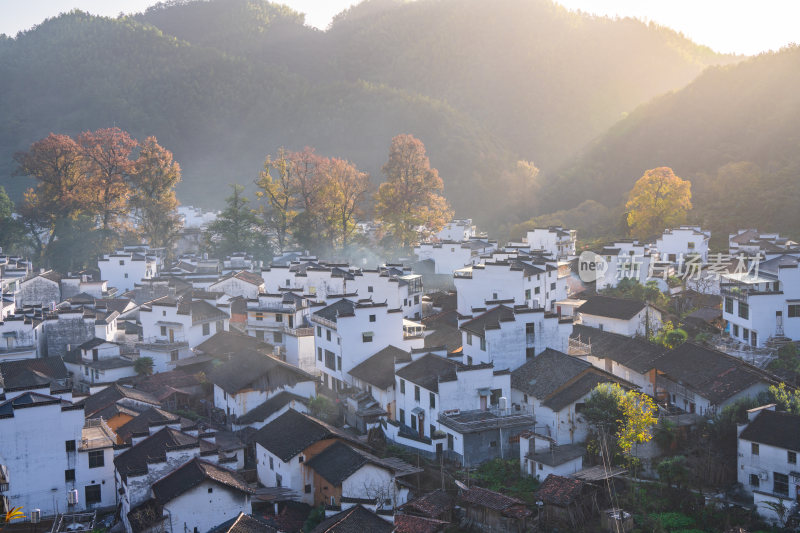 航拍江西婺源石城徽派建筑秋色枫叶村庄日出