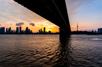 黄昏夕阳晚霞中的武汉长江大桥黄鹤楼景观