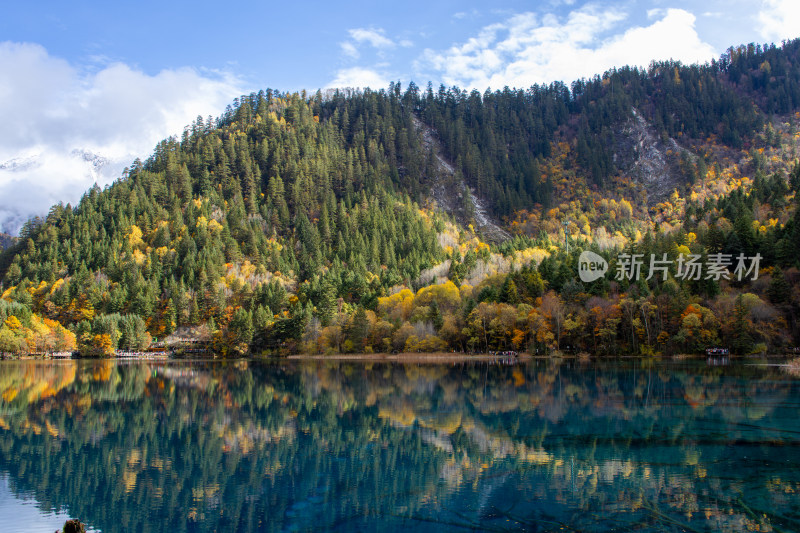 九寨沟秋色，五花海彩林层林尽染湖光山色