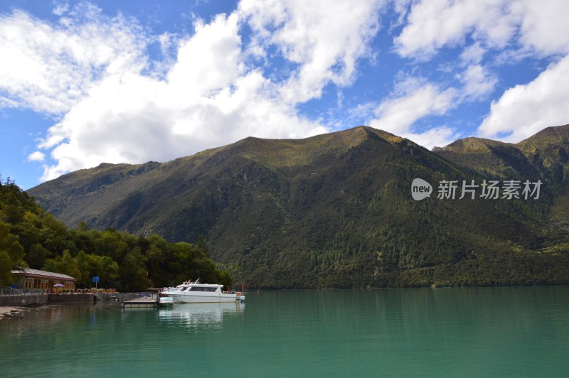 巴松措的雪山和湖泊