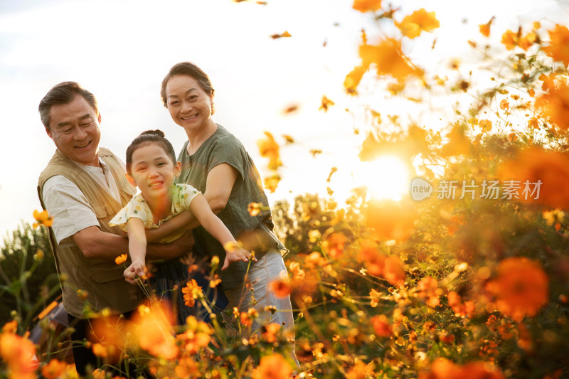 爷爷奶奶带着孙女在户外玩耍