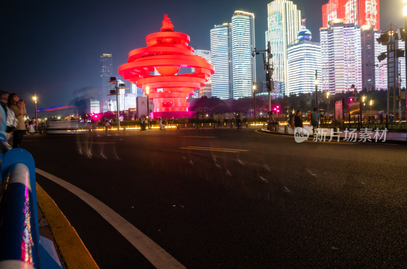 青岛五四广场夜晚城市街道与特色红色雕塑