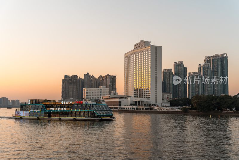 广州白天鹅酒店：夕阳余晖下的江畔风光
