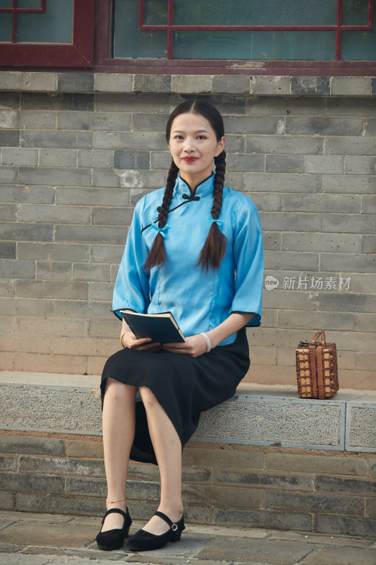 在古城身穿民国学生服饰的女大学生