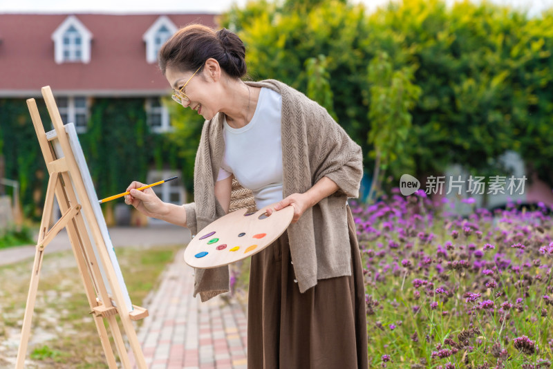 老年女人在画画