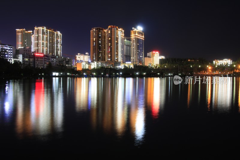 夜幕之下的城市霓虹