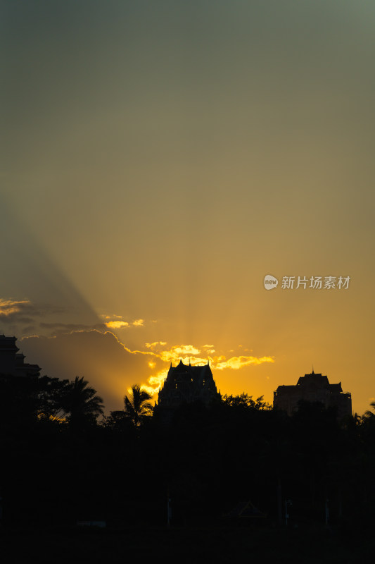 夕阳下的城市轮廓