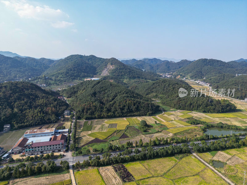 航拍蓝天白云下的青山河流村庄风光