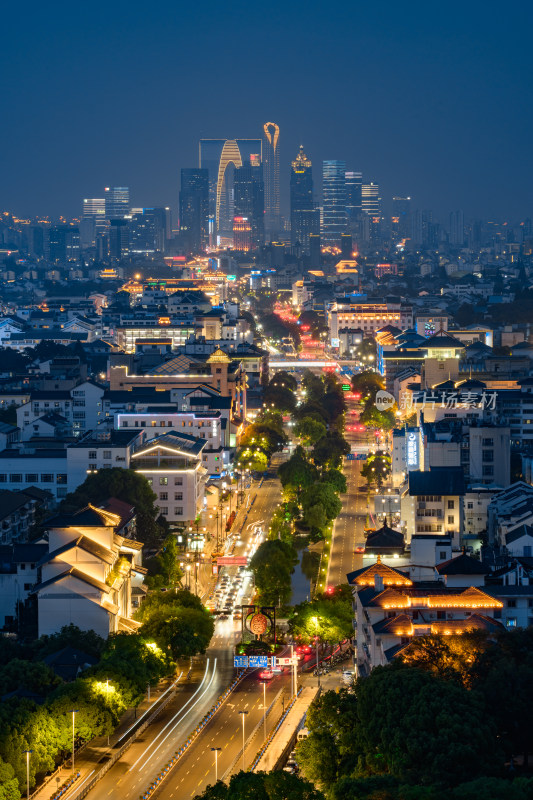 姑苏城夜景街道与高楼景观