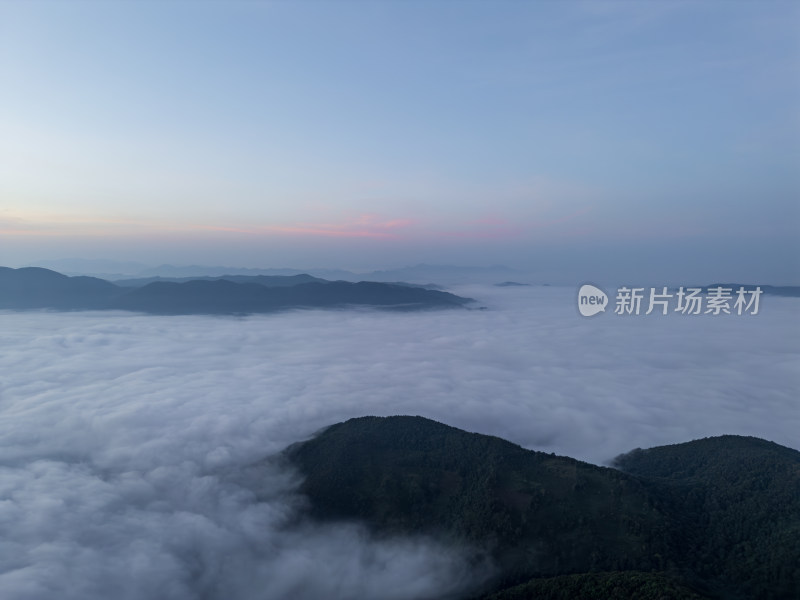 航拍云海之上的山峦