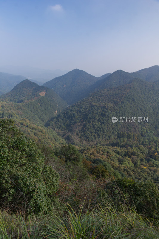 杭州午潮山远景处点缀着村落的自然风光