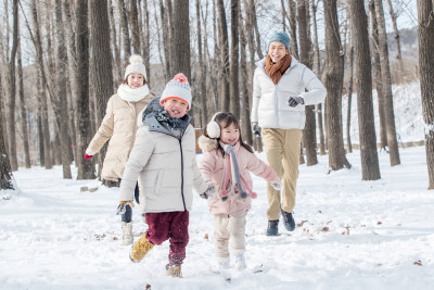 欢乐家庭在雪地里奔跑