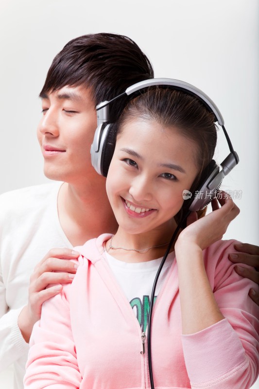 年轻人戴耳机听音乐