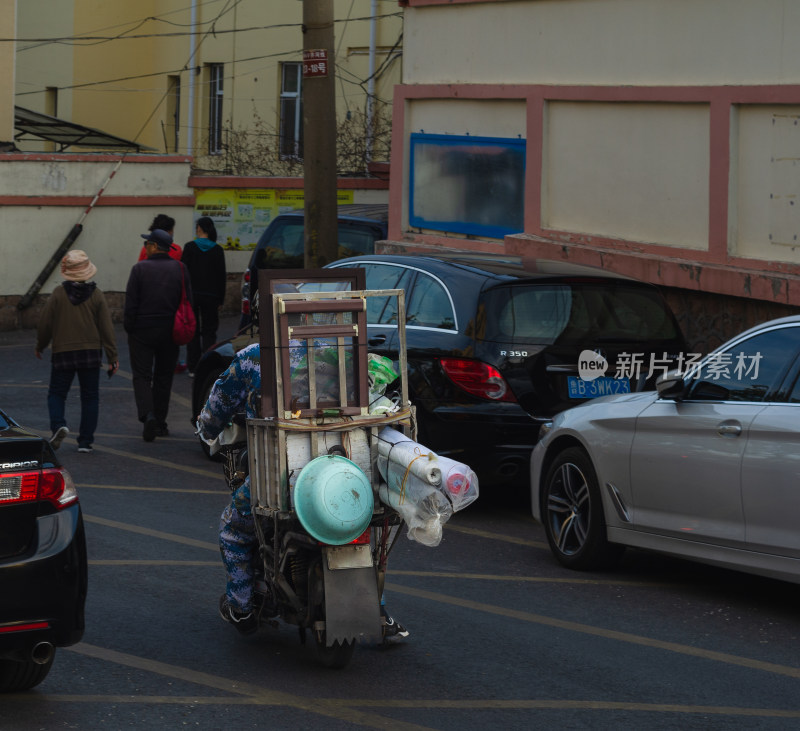 穿梭在小道上的房屋修补工