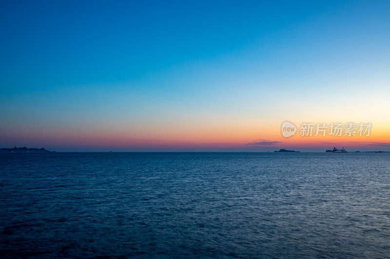 山东烟台东山栈桥海上日出前的朝霞景观