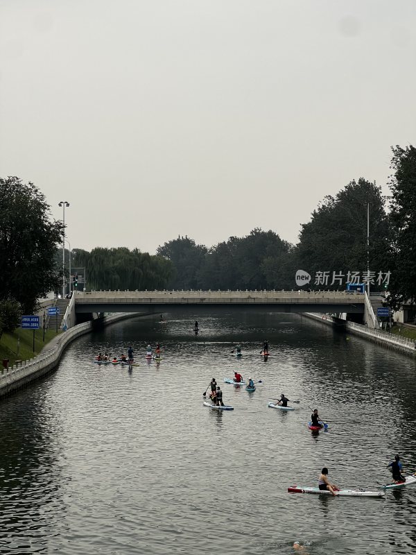 夏季北京颐和园河流上人们划船划桨