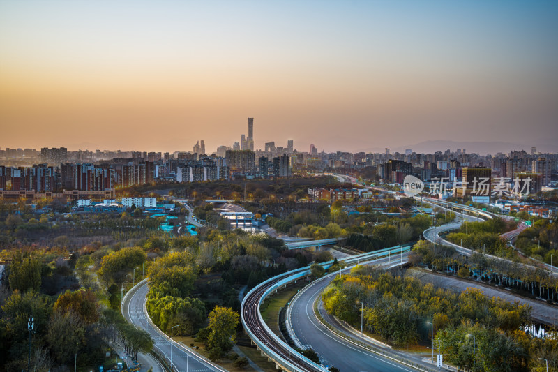 城市黄昏下的立交桥与高楼景象