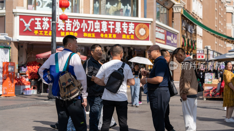 国庆节前夕中国新疆国际大巴扎旅行的游客