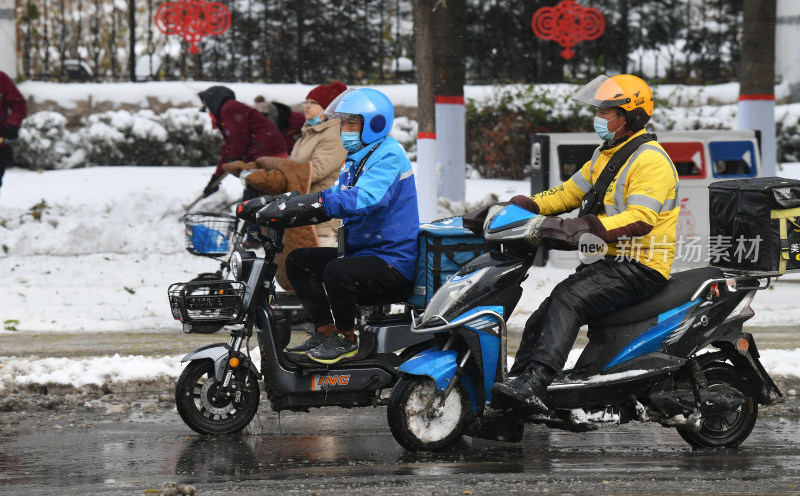 暴风雪中送餐的外卖小哥