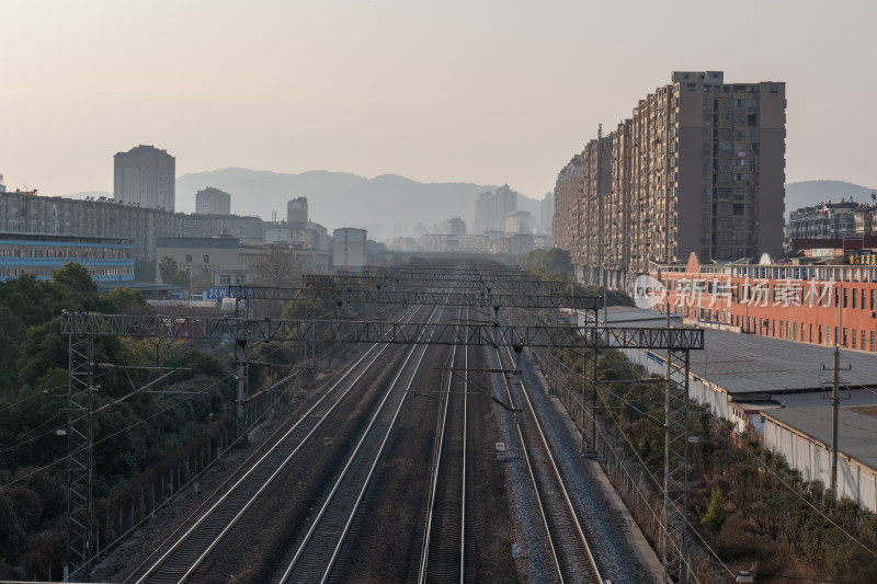 火车与城市建筑