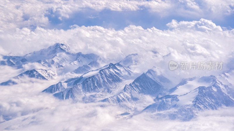 飞机上拍摄的雪山与云层