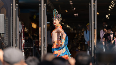 中秋节中国新疆国际大巴扎的特色节目表演