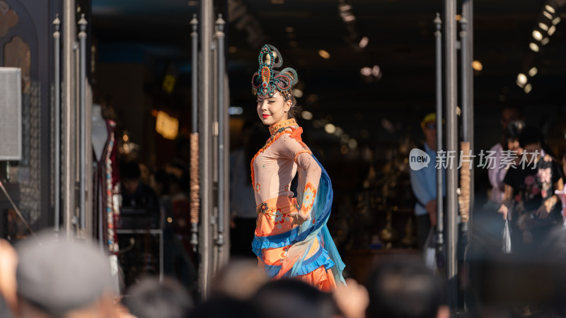 中秋节中国新疆国际大巴扎的特色节目表演