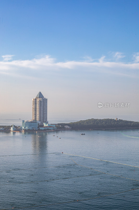 山东青岛小鱼山红瓦绿树碧海蓝天城市景观