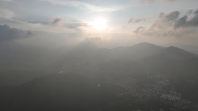 高空航拍落日大山风景逆光美丽乡村县城金秀