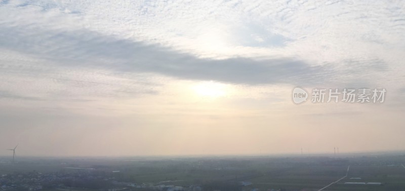 田野上空的蓝天白云风景