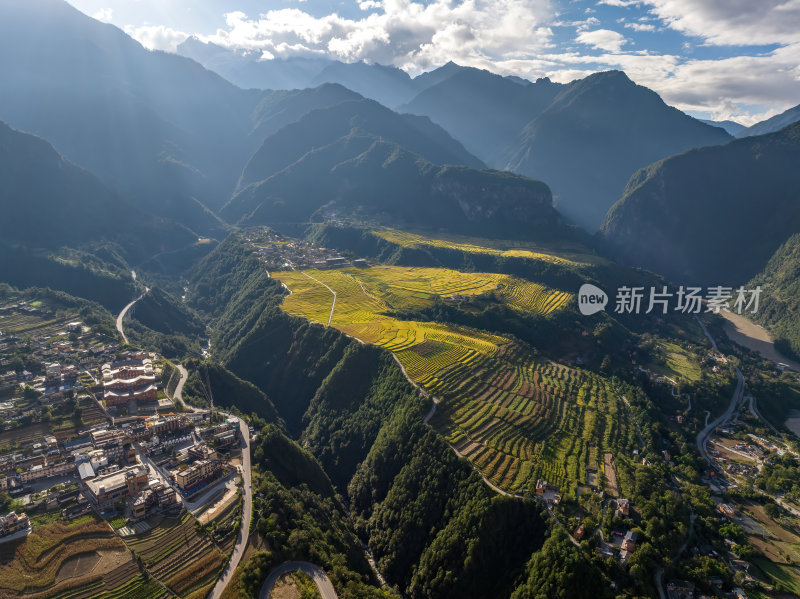 云南怒江傈僳族丙中洛人神共居秋色高空航拍