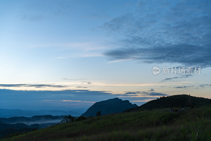 山顶的天空和风景