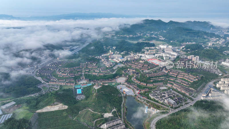 4k航拍晴隆阿妹戚托小镇 云雾缭绕小镇
