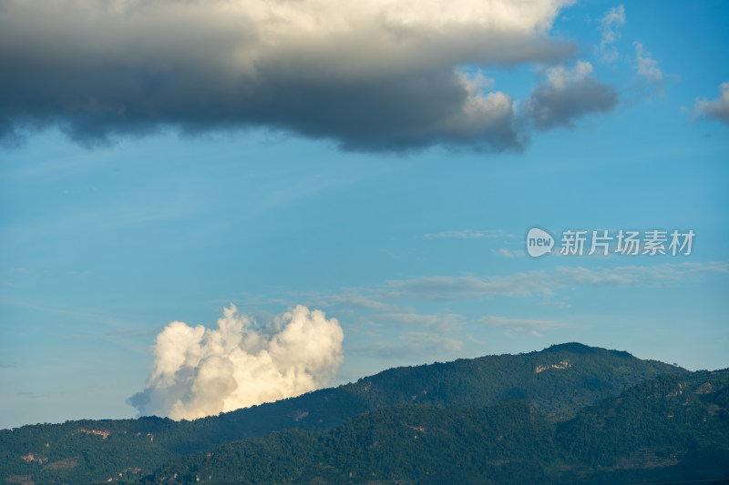 蓝天下的壮观白云与山峦景致