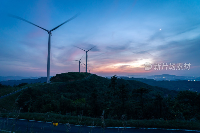 夕阳余辉下的风车与剪影