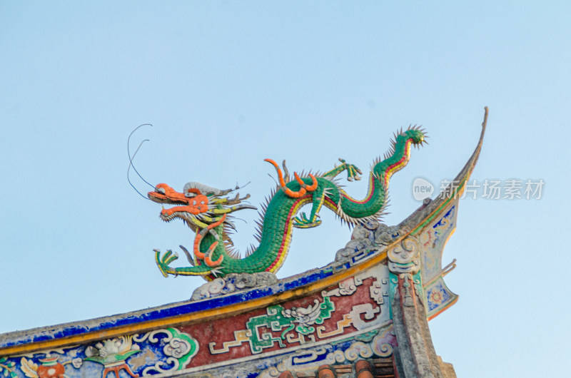 泉州开元寺宝殿的屋檐上的龙形剪瓷雕
