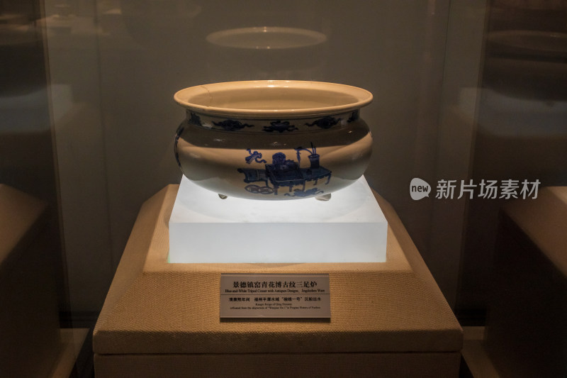 景德镇窑青花博古纹三足炉展品