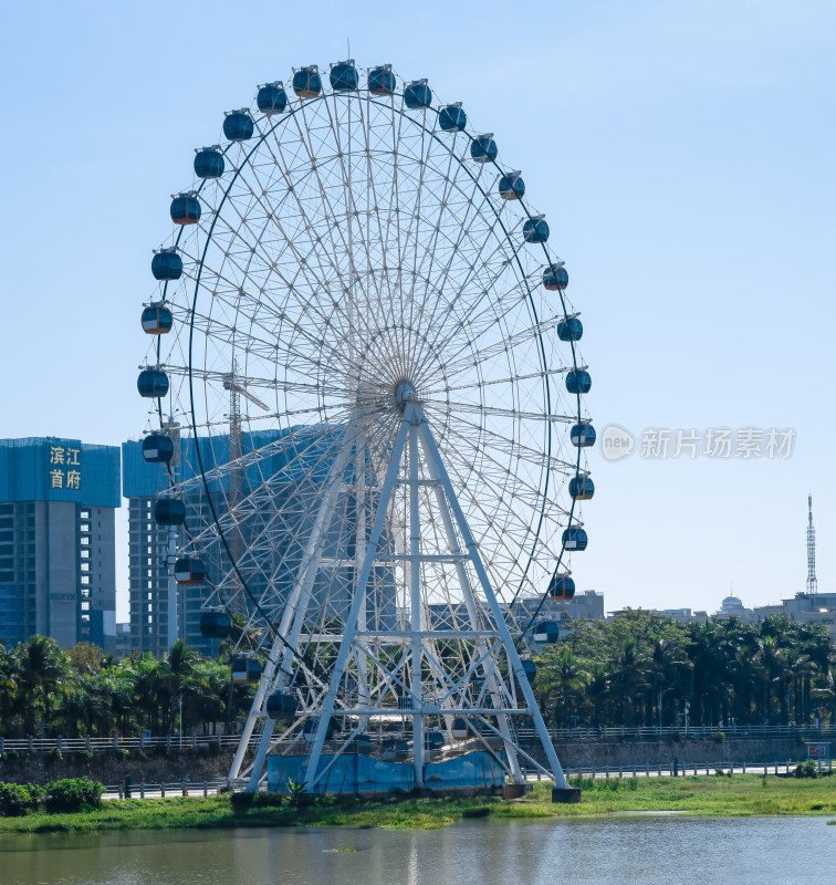 有摩天轮和高楼的城市河流景观