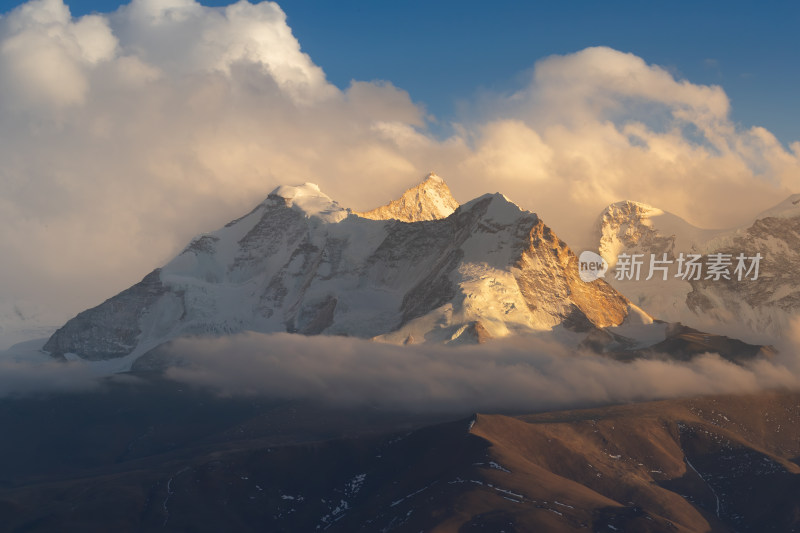 云雾缭绕的库拉岗日雪山